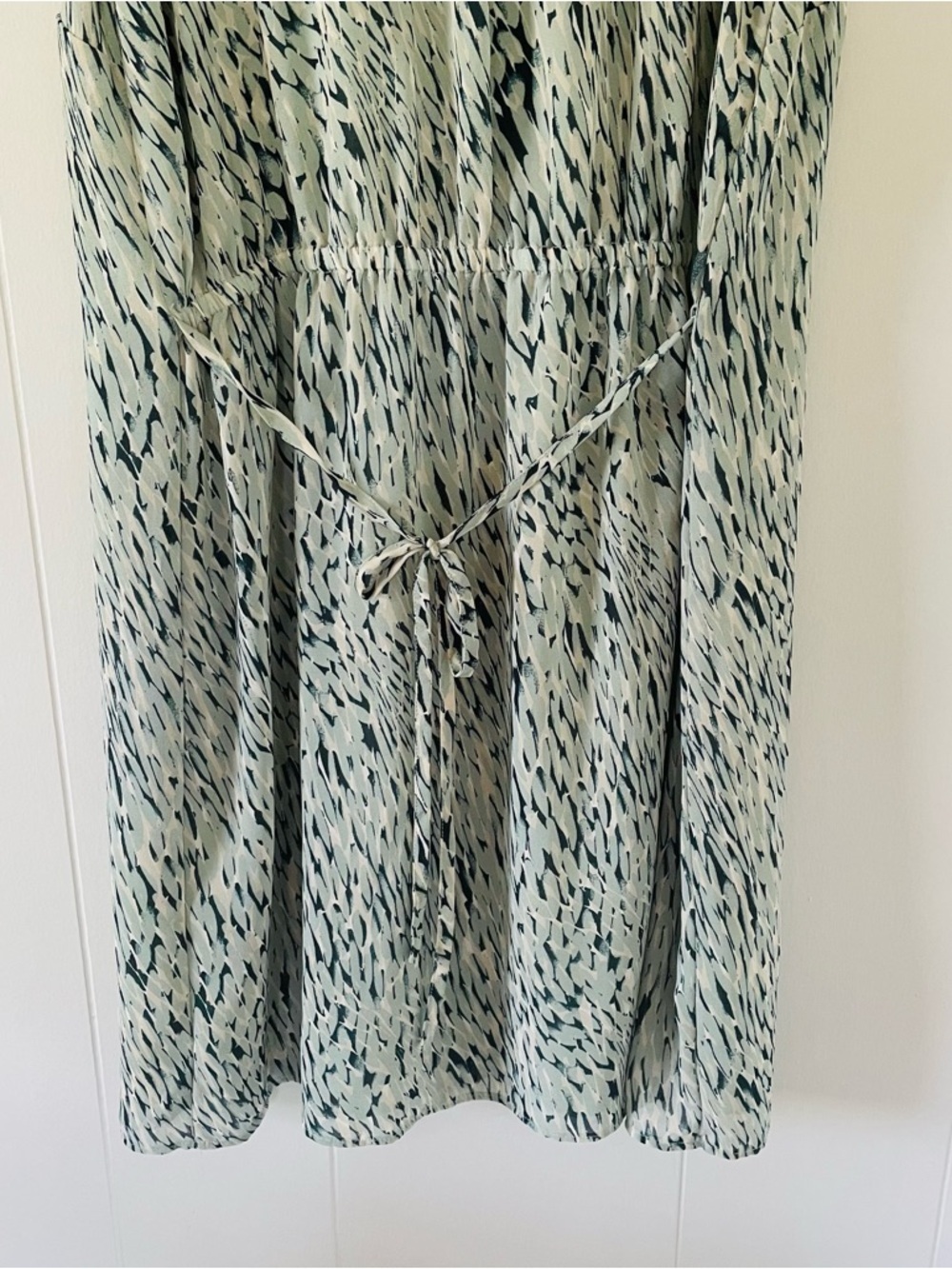 H&M Pale Green Printed V-Neck Midi Dress - Picture 8 of 11